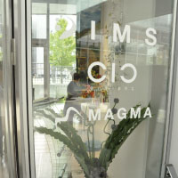 「花・おもちゃ箱」ギャラリーウィンドー